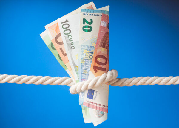 arrangement-of-banknotes-in-a-rope